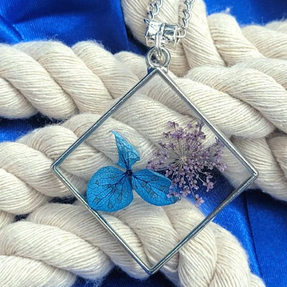 Flor de pétalo azul en collar de resina, joyería inspirada en la naturaleza, colgante de declaración botánica, joyería de flores hecha a mano, accesorios de verano