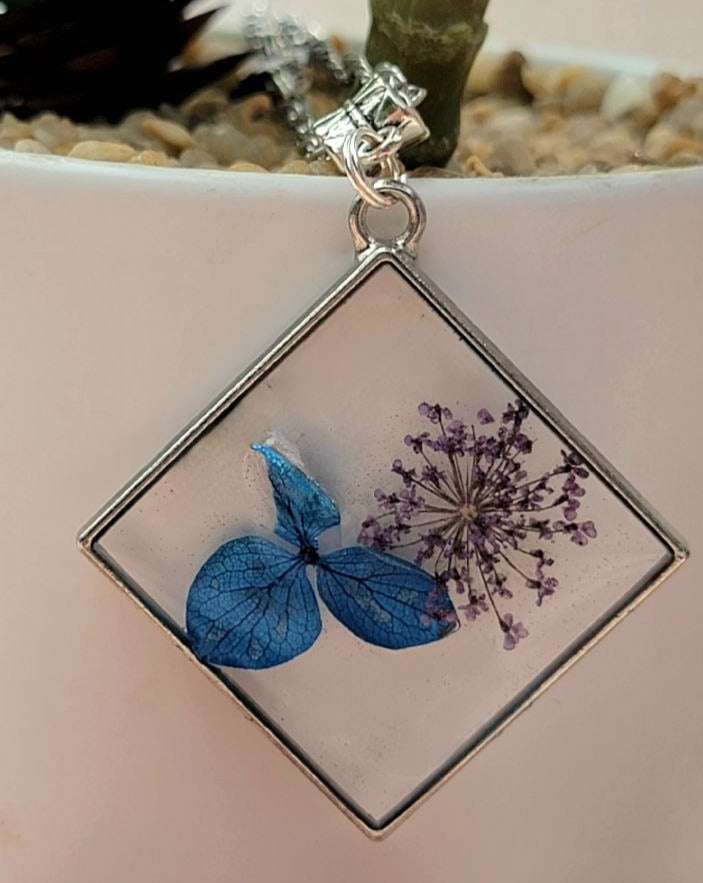 Fleur de pétale bleue en collier de résine, bijoux inspirés de la nature, pendentif de déclaration botanique, bijoux de fleurs fabriqués à la main, accessoires d’été