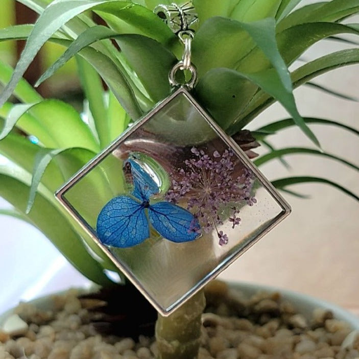 Flor de pétalo azul en collar de resina, joyería inspirada en la naturaleza, colgante de declaración botánica, joyería de flores hecha a mano, accesorios de verano