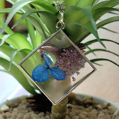 Fleur de pétale bleue en collier de résine, bijoux inspirés de la nature, pendentif de déclaration botanique, bijoux de fleurs fabriqués à la main, accessoires d’été