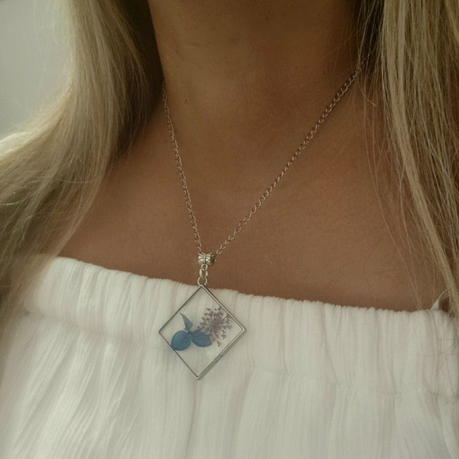 Fleur de pétale bleue en collier de résine, bijoux inspirés de la nature, pendentif de déclaration botanique, bijoux de fleurs fabriqués à la main, accessoires d’été