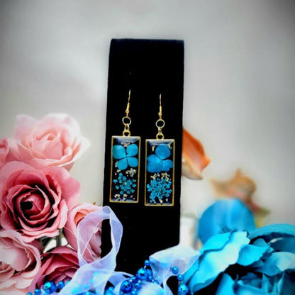 Pétales d’hortensia bleus et vraie fleur de souffle de bébé, vrais bijoux de fleurs, boucle d’oreille de vraie fleur, boucle d’oreille de petite fleur, vraie résine de fleur