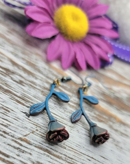 Pendiente de rosa en flor azul, joyería de gota larga, accesorio floral etéreo, joyería de estilo romántico, inspirado en cuento de hadas, caprichoso encantado