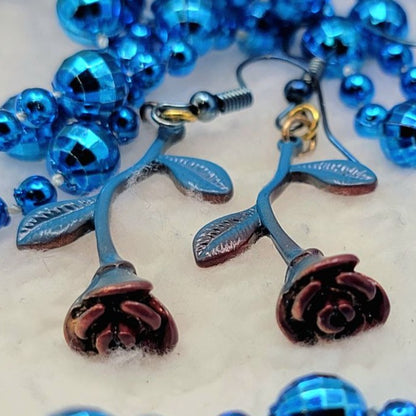 Pendiente de rosa en flor azul, joyería de gota larga, accesorio floral etéreo, joyería de estilo romántico, inspirado en cuento de hadas, caprichoso encantado