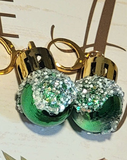 Boucle d’oreille boule de Noël verte festive, Dangle classique vibrant, mode Yuletide, bijoux d’ornement de vacances classiques, charme élégamment discret