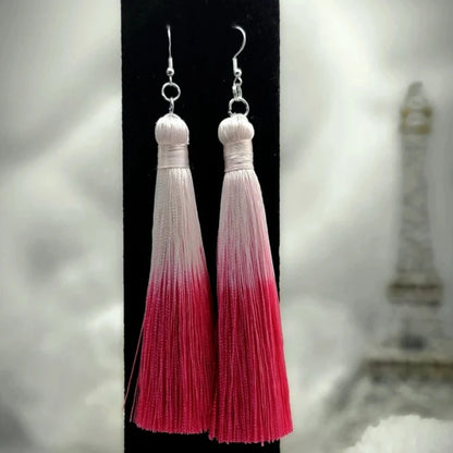 Boucle d’oreille longue à pompon rose vif, Dangle festif, accessoire Mardi Gras, bijoux Boho faits à la main, accessoire coloré expressif et tendance