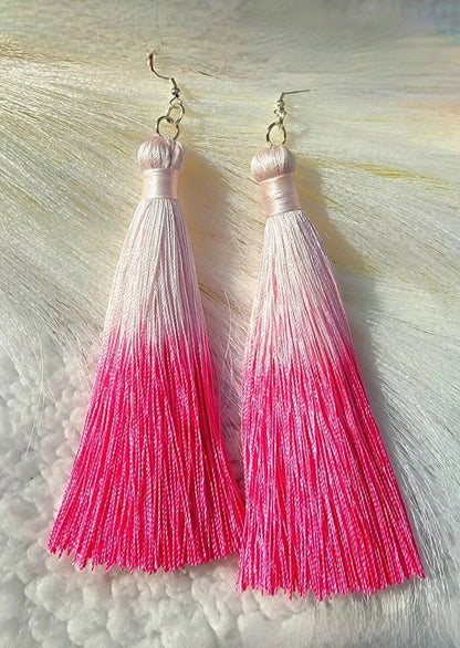 Boucle d’oreille longue à pompon rose vif, Dangle festif, accessoire Mardi Gras, bijoux Boho faits à la main, accessoire coloré expressif et tendance