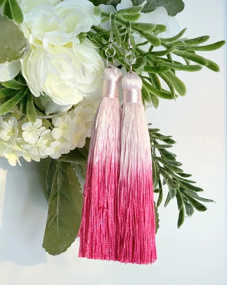 Boucle d’oreille longue à pompon rose vif, Dangle festif, accessoire Mardi Gras, bijoux Boho faits à la main, accessoire coloré expressif et tendance