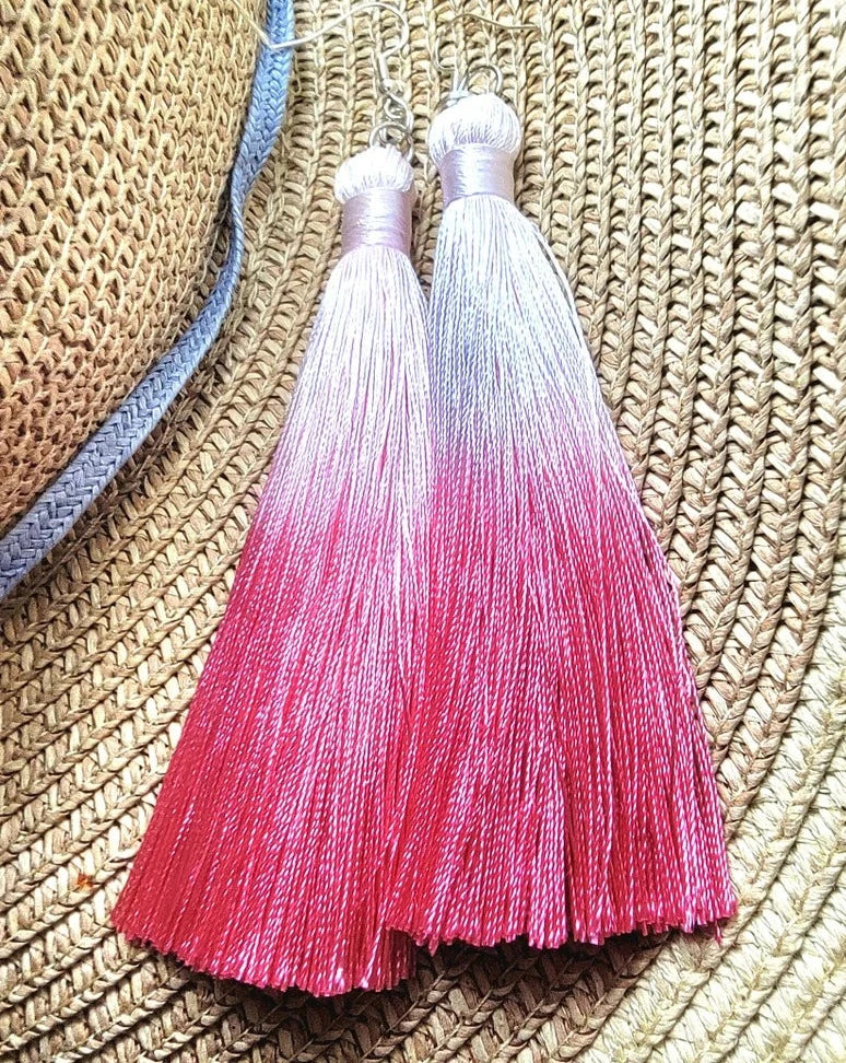 Pendiente largo de borla rosa brillante, colgante festivo, accesorio de Mardi Gras, joyería boho hecha a mano, accesorio colorido expresivo y de moda