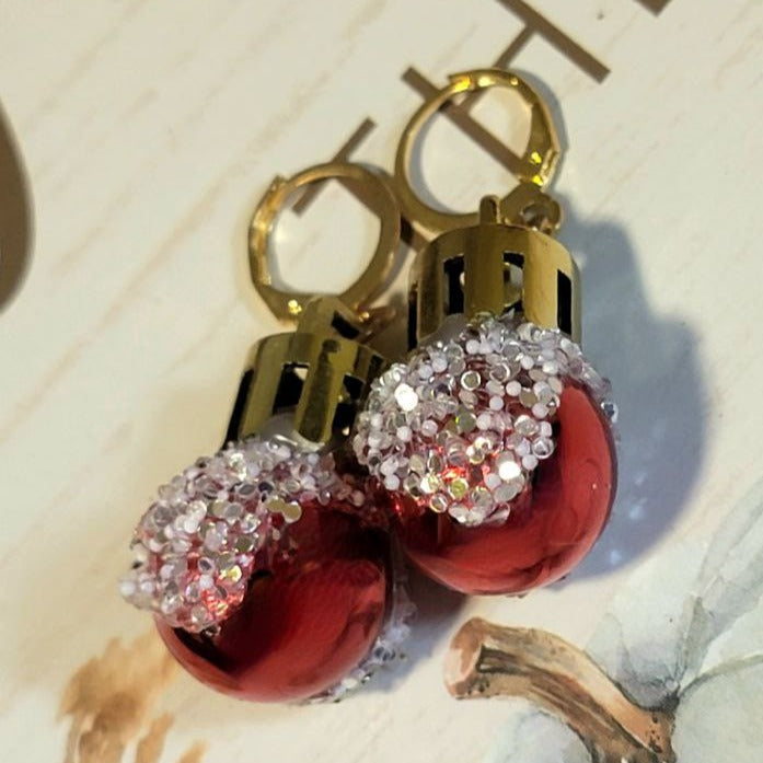 Pendiente clásico de bola de Navidad de color rojo brillante, accesorio navideño elegante y sofisticado, amuletos hechos a mano de temporada, moda de invierno, tendencia navideña