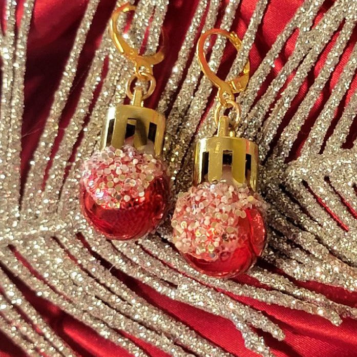 Boucle d’oreille boule de Noël rouge vif classique, accessoire de vacances chic et sophistiqué, charmes saisonniers faits à la main, mode hivernale, tendance Yuletide