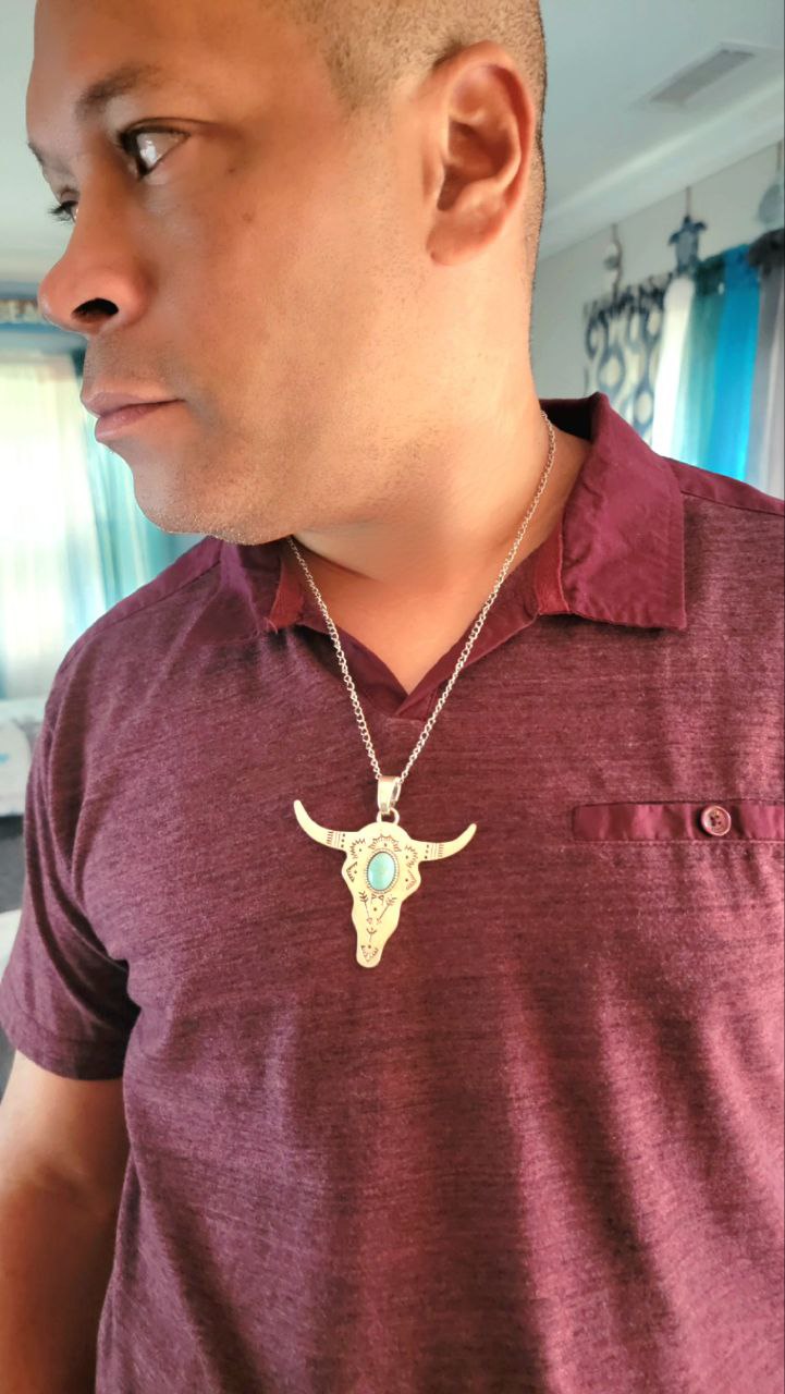 Taureau symbole de courage et de résilience, style sud-ouest avec pierre turquoise, culture cowboy, accessoire de rodéo, chef-d'œuvre audacieux fait à la main