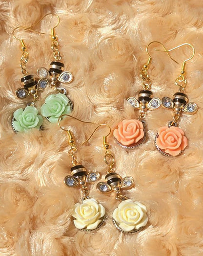 Boucle d’oreille Bumble Bee &amp; Rose, Dangle de mode unique, Design inspiré de la nature, Accessoire de déclaration élégant, Bijoux printaniers tendance