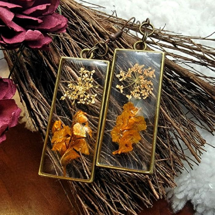 Boucle d’oreille en limonium orange brûlé fabriquée à la main, accessoire de fleurs séchées délicates, pendentif nature artistique portable, artisanat de beauté naturelle