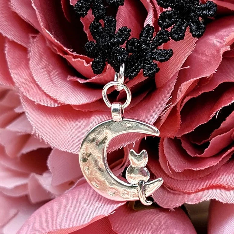 Bijoux chat en argent sur croissant de lune, tour de cou d’inspiration céleste, style cosmique, cadeau d’amoureux des chats, conception sophistiquée de pendentif félin