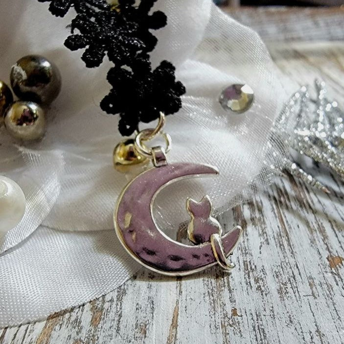 Bijoux chat en argent sur croissant de lune, tour de cou d’inspiration céleste, style cosmique, cadeau d’amoureux des chats, conception sophistiquée de pendentif félin