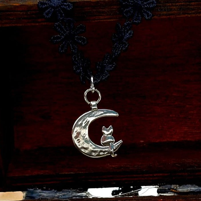 Joyería de gato de plata en luna creciente, gargantilla de inspiración celestial, estilo cósmico, regalo para amantes de los gatos, diseño sofisticado de colgante felino