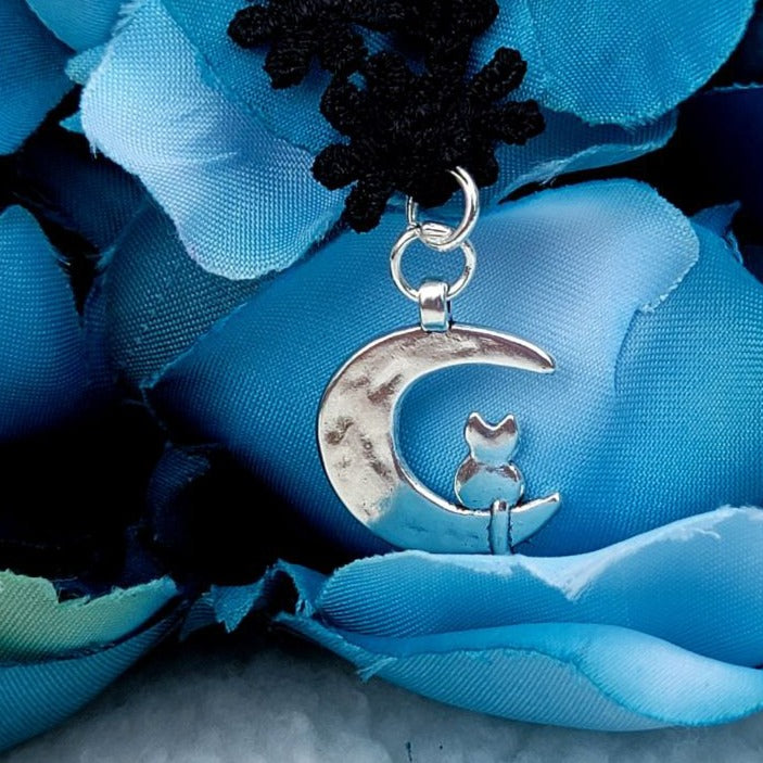 Bijoux chat en argent sur croissant de lune, tour de cou d’inspiration céleste, style cosmique, cadeau d’amoureux des chats, conception sophistiquée de pendentif félin