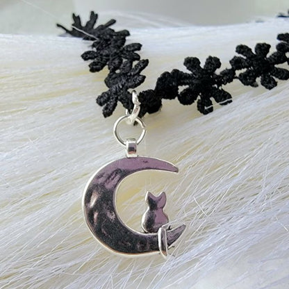 Joyería de gato de plata en luna creciente, gargantilla de inspiración celestial, estilo cósmico, regalo para amantes de los gatos, diseño sofisticado de colgante felino