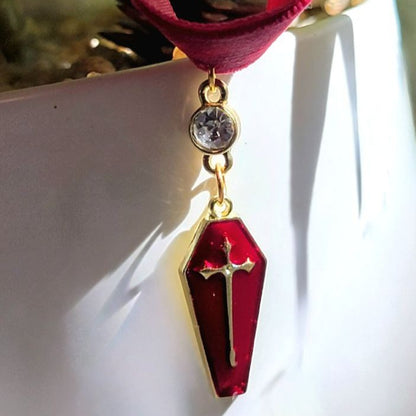 Colgante de ataúd rojo sangre y oro, gargantilla gruesa de terciopelo rojo, elegancia gótica, encanto único y audaz de Halloween, joyería macabra, iniciador de conversación