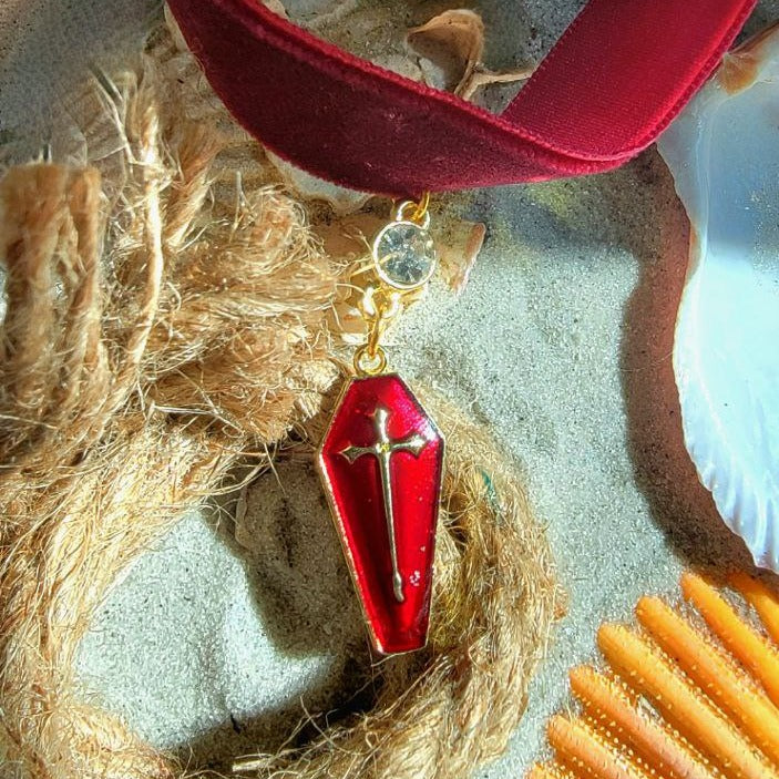 Colgante de ataúd rojo sangre y oro, gargantilla gruesa de terciopelo rojo, elegancia gótica, encanto único y audaz de Halloween, joyería macabra, iniciador de conversación