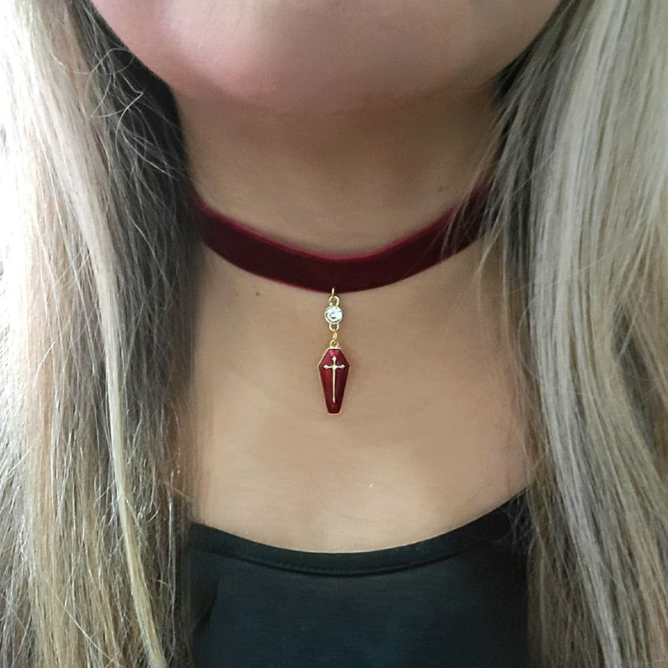 Colgante de ataúd rojo sangre y oro, gargantilla gruesa de terciopelo rojo, elegancia gótica, encanto único y audaz de Halloween, joyería macabra, iniciador de conversación