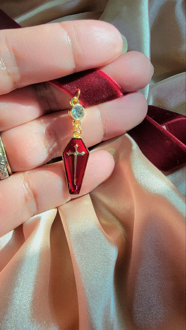 Colgante de ataúd rojo sangre y oro, gargantilla gruesa de terciopelo rojo, elegancia gótica, encanto único y audaz de Halloween, joyería macabra, iniciador de conversación