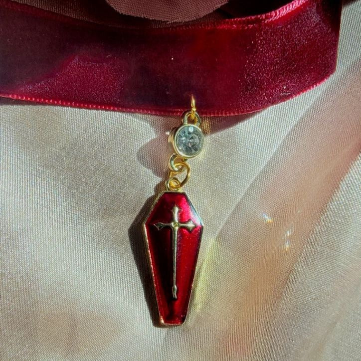 Colgante de ataúd rojo sangre y oro, gargantilla gruesa de terciopelo rojo, elegancia gótica, encanto único y audaz de Halloween, joyería macabra, iniciador de conversación