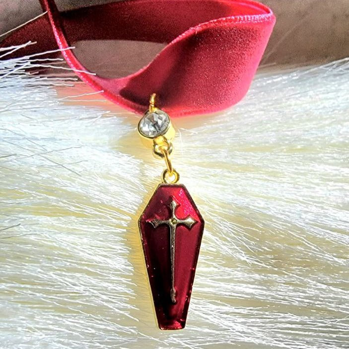 Colgante de ataúd rojo sangre y oro, gargantilla gruesa de terciopelo rojo, elegancia gótica, encanto único y audaz de Halloween, joyería macabra, iniciador de conversación