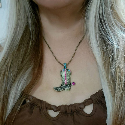 Collier de bijoux de botte de cowboy, cowgirl audacieuse, pendentif en pierre d’or antique, bijoux d’usure occidentale, amateur de musique country, style sud-ouest tendance