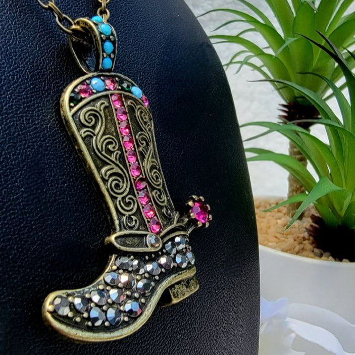 Collar con joyas de bota de vaquero, vaquera atrevida, colgante de piedra de oro antiguo, joyería de ropa occidental, amante de la música country, estilo sudoeste de moda