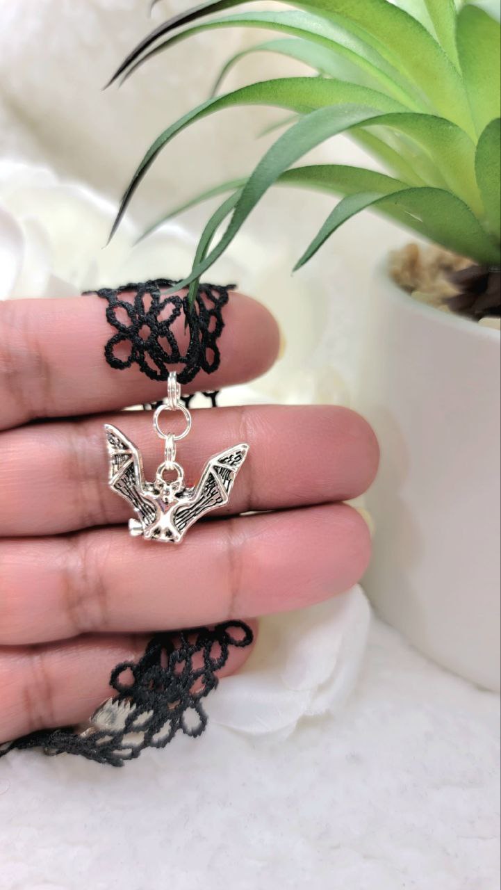 Bijoux sur le thème de la chauve-souris, tour de cou en dentelle gothique, accessoire d’une beauté envoûtante, collier audacieux et énervé, pendentif léger, design Dark Fantasy