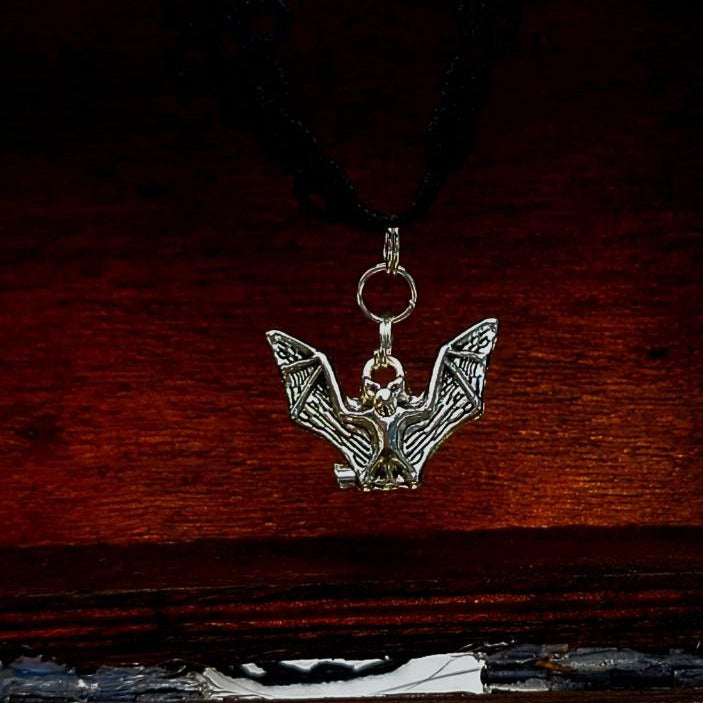 Bijoux sur le thème de la chauve-souris, tour de cou en dentelle gothique, accessoire d’une beauté envoûtante, collier audacieux et énervé, pendentif léger, design Dark Fantasy