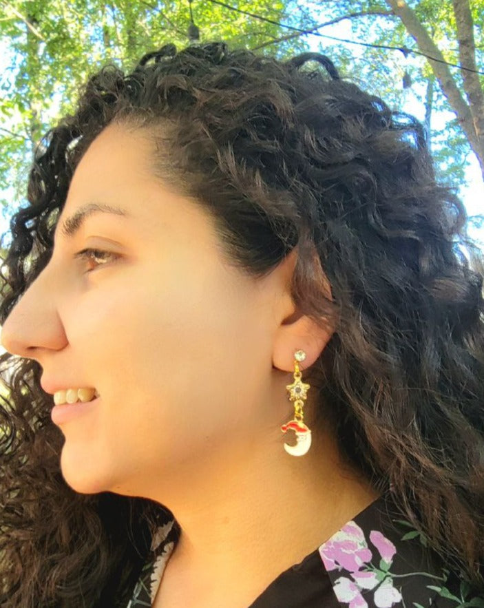 Pendientes de luna creciente con sombrero de Navidad rojo, joyería navideña para mujer, brillo y brillo, perfecto para reuniones festivas, encanto celestial