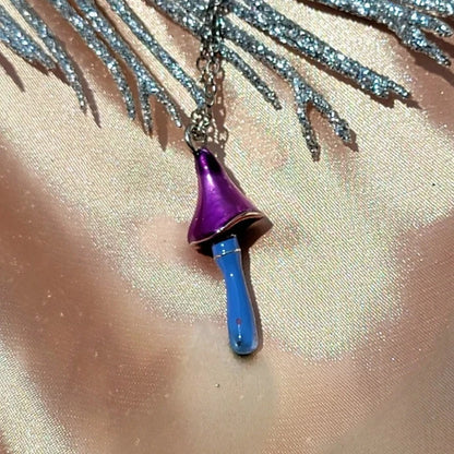 Collier de conception de champignons enchantés, pendentif de conte de fées violet, bijoux amoureux de la nature, bijoux champignons, accessoire fantastique, thème boisé