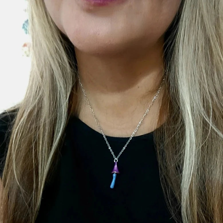 Collier de conception de champignons enchantés, pendentif de conte de fées violet, bijoux amoureux de la nature, bijoux champignons, accessoire fantastique, thème boisé