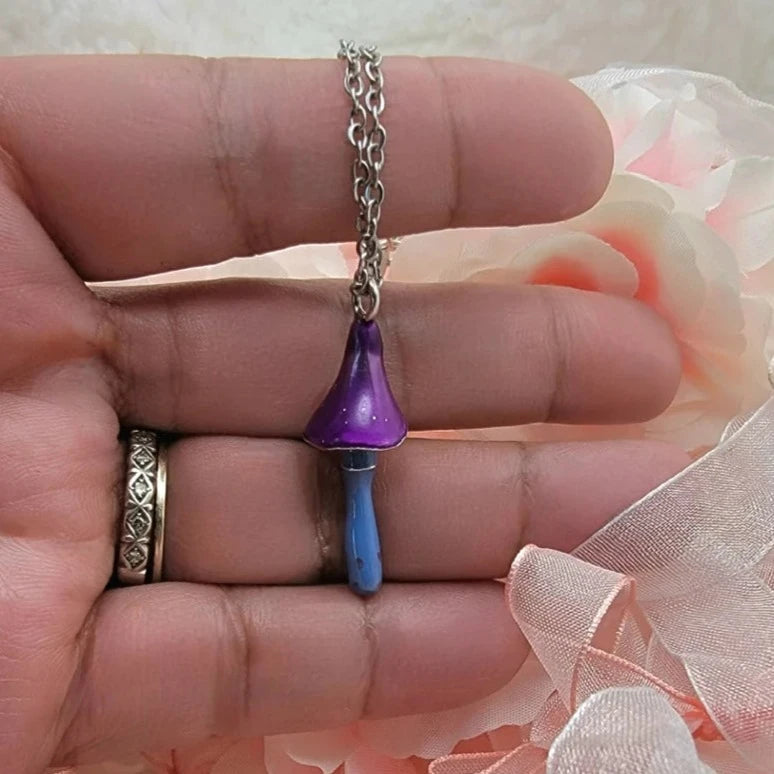 Collier de conception de champignons enchantés, pendentif de conte de fées violet, bijoux amoureux de la nature, bijoux champignons, accessoire fantastique, thème boisé