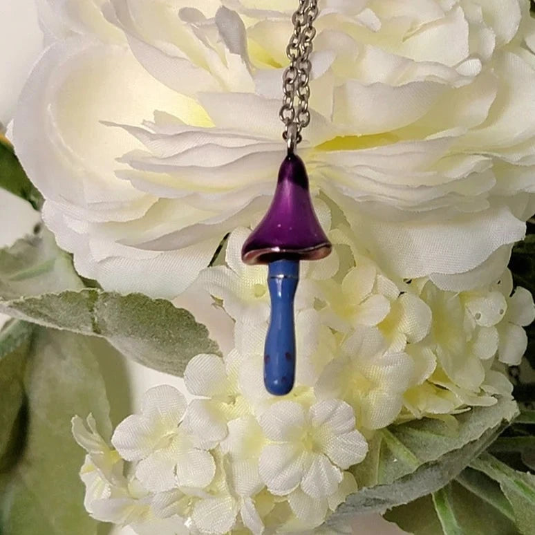 Collier de conception de champignons enchantés, pendentif de conte de fées violet, bijoux amoureux de la nature, bijoux champignons, accessoire fantastique, thème boisé