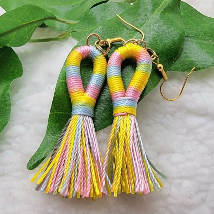 Boucle d’oreille à pompon arc-en-ciel rayé faite à la main, bijoux pour adolescents, pendentif tendance fabriqué à la main, cadeaux pour les jeunes jeunes, goutte vibrante printemps/été