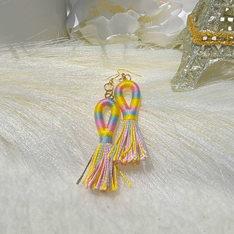 Boucle d’oreille à pompon arc-en-ciel rayé faite à la main, bijoux pour adolescents, pendentif tendance fabriqué à la main, cadeaux pour les jeunes jeunes, goutte vibrante printemps/été