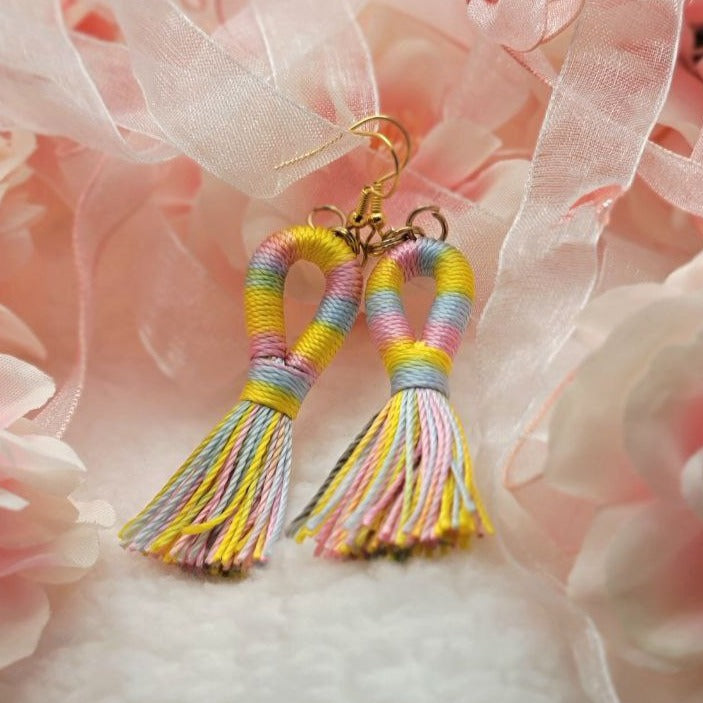 Boucle d’oreille à pompon arc-en-ciel rayé faite à la main, bijoux pour adolescents, pendentif tendance fabriqué à la main, cadeaux pour les jeunes jeunes, goutte vibrante printemps/été