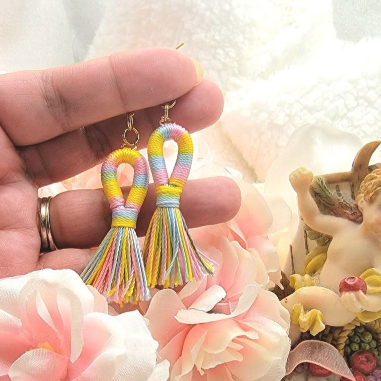 Boucle d’oreille à pompon arc-en-ciel rayé faite à la main, bijoux pour adolescents, pendentif tendance fabriqué à la main, cadeaux pour les jeunes jeunes, goutte vibrante printemps/été