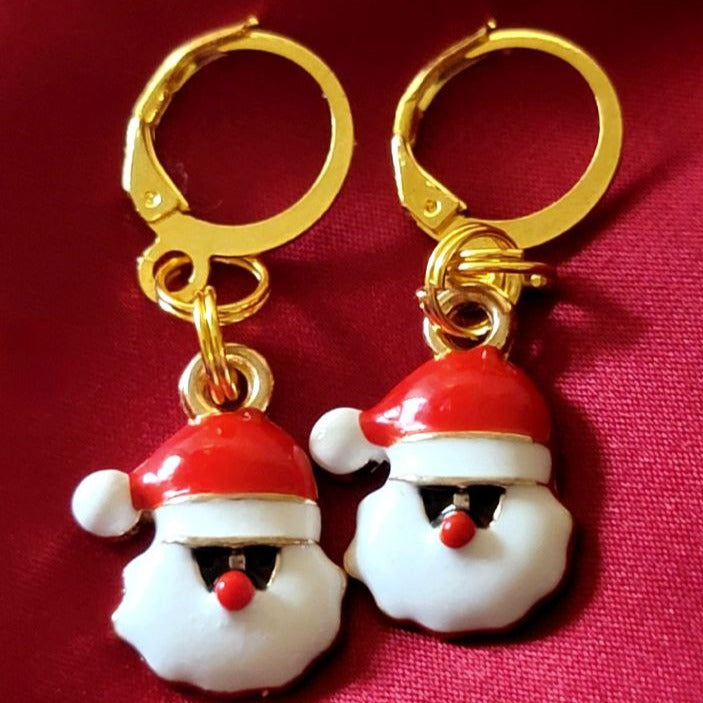 Père Noël élégant avec lunettes de soleil, bijoux de Noël, boucles d'oreilles saisonnières, pendentifs de vacances fantaisistes, pendentifs cool de Saint-Nicolas, chic d'hiver