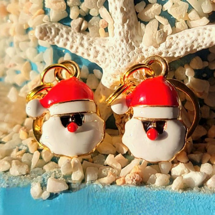 Père Noël élégant avec lunettes de soleil, bijoux de Noël, boucles d'oreilles saisonnières, pendentifs de vacances fantaisistes, pendentifs cool de Saint-Nicolas, chic d'hiver