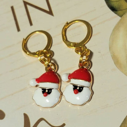 Père Noël élégant avec lunettes de soleil, bijoux de Noël, boucles d'oreilles saisonnières, pendentifs de vacances fantaisistes, pendentifs cool de Saint-Nicolas, chic d'hiver