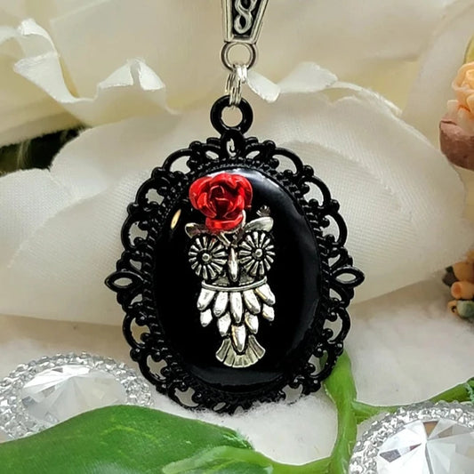 Lindo colgante de búho plateado, collar de esmalte negro, joyería de animales espirituales, joyería inspirada en la naturaleza, encanto hecho a mano único, sabiduría mística