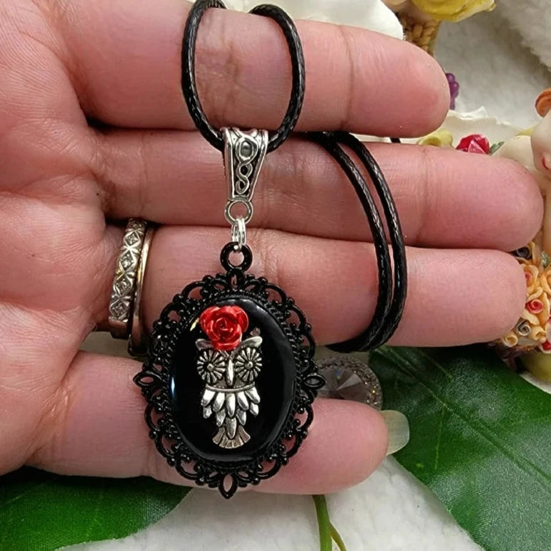 Lindo colgante de búho plateado, collar de esmalte negro, joyería de animales espirituales, joyería inspirada en la naturaleza, encanto hecho a mano único, sabiduría mística