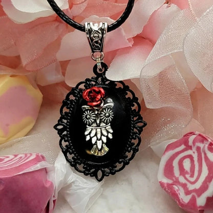 Lindo colgante de búho plateado, collar de esmalte negro, joyería de animales espirituales, joyería inspirada en la naturaleza, encanto hecho a mano único, sabiduría mística