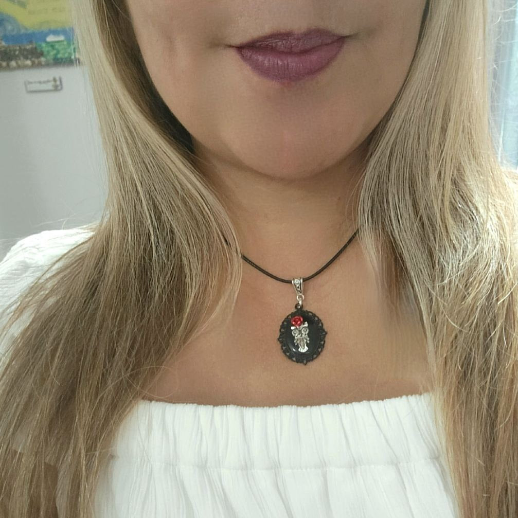 Lindo colgante de búho plateado, collar de esmalte negro, joyería de animales espirituales, joyería inspirada en la naturaleza, encanto hecho a mano único, sabiduría mística