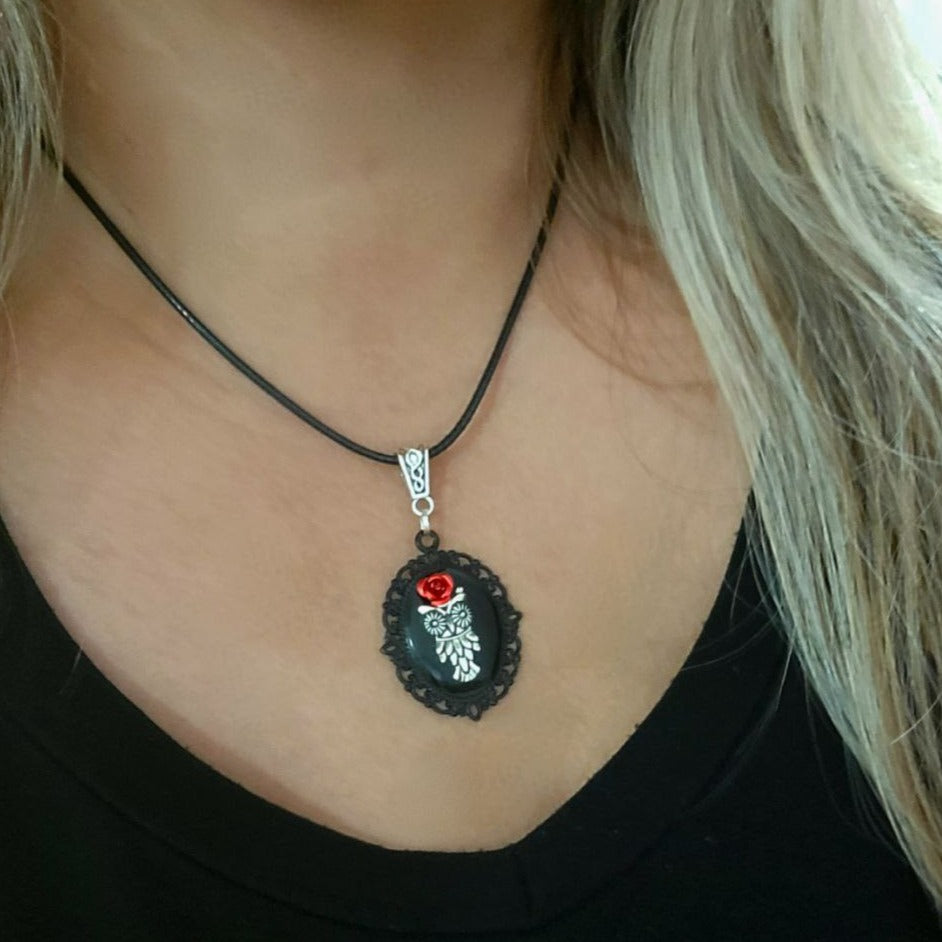 Lindo colgante de búho plateado, collar de esmalte negro, joyería de animales espirituales, joyería inspirada en la naturaleza, encanto hecho a mano único, sabiduría mística